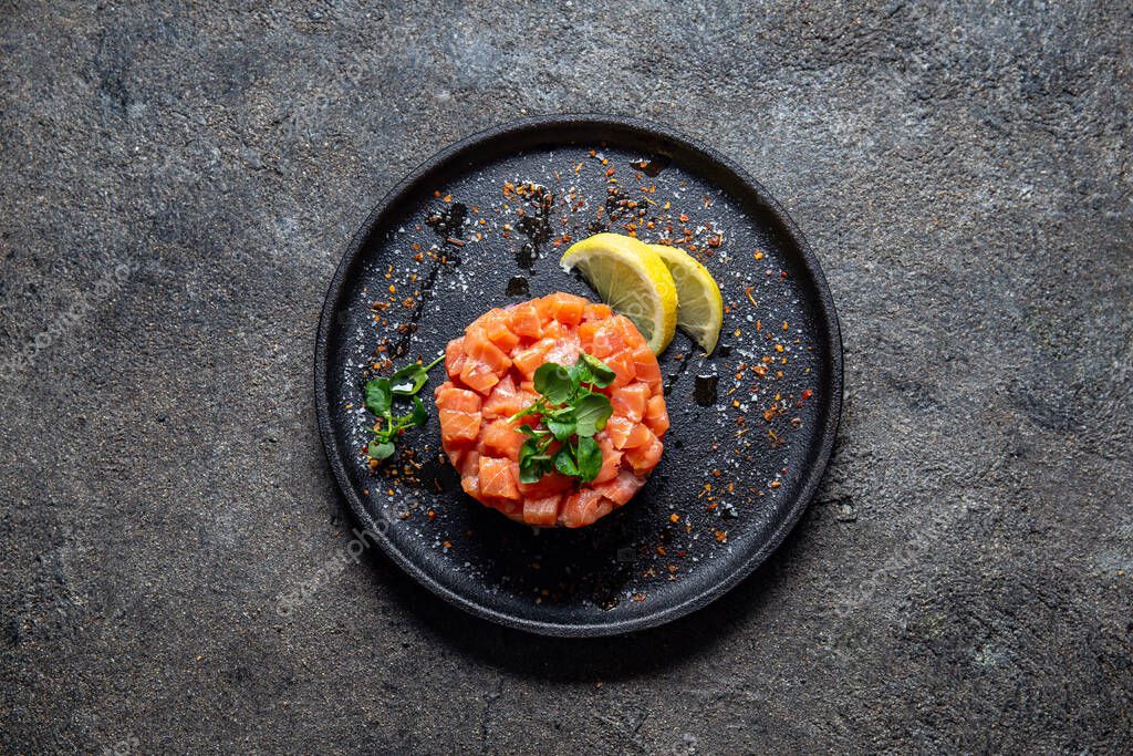 Salmón crudo, ensalada de cebolla morada de aguacate servida en anillo