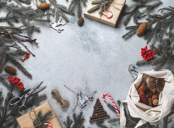 Zero conceito de Natal desperdício. Natural Chirsmas decoração e mão artesanal presentes sem plástico. Deitado plano, vista superior. — Fotografia de Stock