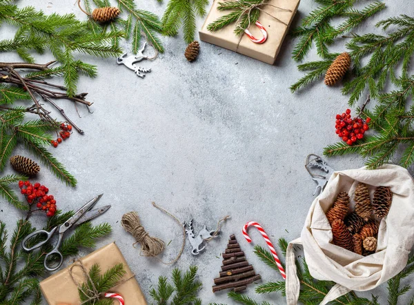 Zero conceito de Natal desperdício. Natural Chirsmas decoração e mão artesanal presentes sem plástico. Deitado plano, vista superior. — Fotografia de Stock