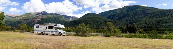 Motorum Şili Arjantinli dağ Andes içinde. Aile gezisi seyahat etmek tatil kamyonet ve karavan Rv Andes üzerinde. — Stok fotoğraf