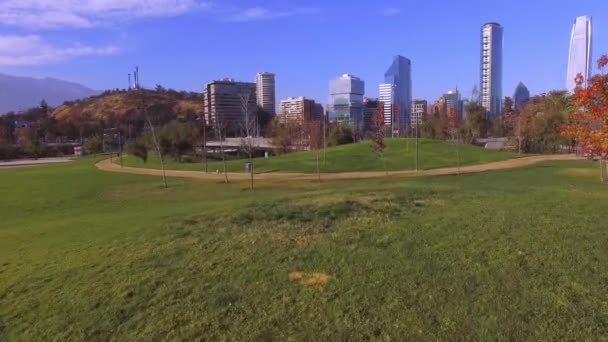 チリの首都サンティアゴにあるヴィタキュラ ビセンテナリー ビセンテナリオ公園の空中ビュードローンビデオ4K — ストック動画
