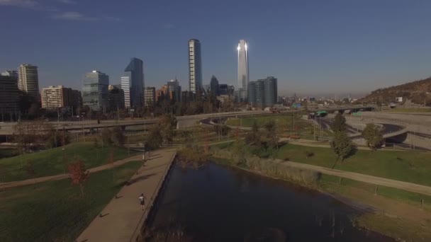 智利首都圣地亚哥Vitacura Bicentenario公园Aerial View Drone Video — 图库视频影像