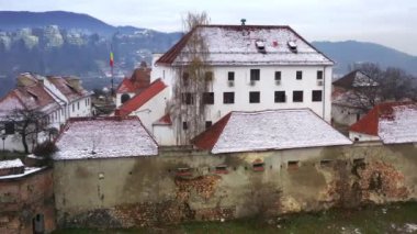 Transilvanya 'nın Brasov kentindeki Ortaçağ Kalesi' nin havadan görünüşü. 4K drone videosu. Üst görünüm