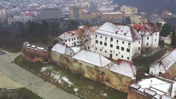 Vista aérea de la fortaleza medieval del castillo de Cetatui en Brasov, Transilvania Rumania. 4k drone video. Vista superior — Vídeo de stock