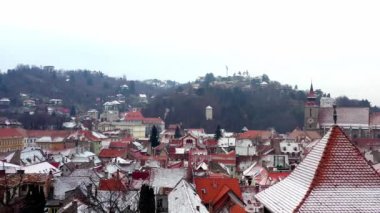 Hava aracı görüntüsü 4K. Brasov kentindeki Konsey Meydanı, Piata sfatului, Romanya