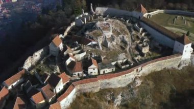 Risnov Kalesi 'nin havadan görünüşü eski duvarlar harabe. Romanya. 4k drone videosu