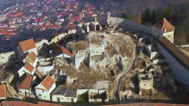 Vista aérea de las ruinas de las antiguas murallas del castillo Risnov. Rumania. drone 4k video — Vídeos de Stock