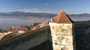 Risnov Kalesi 'nin havadan görünüşü eski duvarlar harabe. Romanya. 4k drone videosu