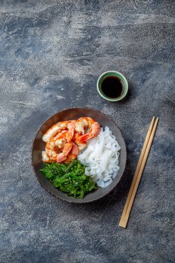 Shirataki eriştesi, karides ve deniz yosunu chuka kasesi. Sağlıklı düşük karbonhidrat, düşük kalori..