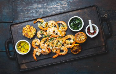 Kızartma tahtasında kızarmış karides. en üstteki görünüm.