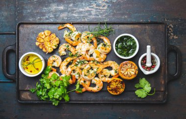 Kızartma tahtasında kızarmış karides. en üstteki görünüm.