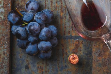 Şarap konsepti, şarap, kırsal arka planda üzüm. en üstteki görünüm