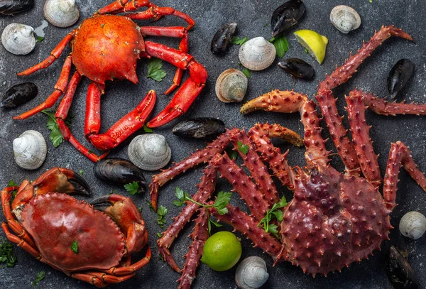 Seleção Frutos Mar Três Tipos Caranguejos Conchas Mexilhões Amêijoas — Fotografia de Stock