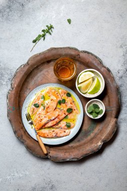 Latin Amerikan yemeği Crudo de Somon Çiğ Somon balığı. Limon suyu ve baharatla marine edilmiş. Üst görünüm.