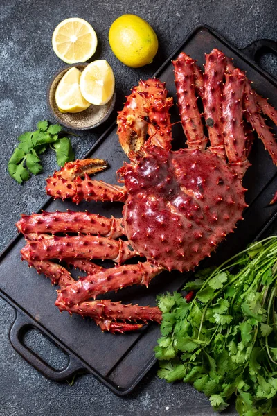 King Crab Λεμόνι Και Κόλιανδρο Μαύρο Φόντο Άνω Όψη — Φωτογραφία Αρχείου