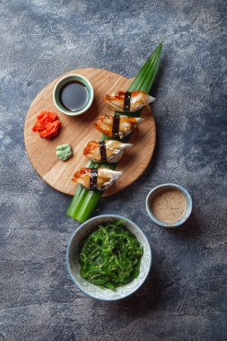 Suşi ahşap masaya kondu. Japon yemeği. Japon yemeği. en üstteki görünüm.