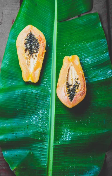 Papaya Fresca Sobre Fondo Hojas Banano Concepto Tropical — Foto de Stock