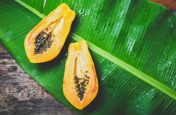 Papaya Fresca Sobre Fondo Hojas Banano Concepto Tropical — Foto de Stock