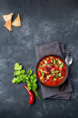 Meksika siyah fasulye çorbası ve killi kase. Gri arkaplan.