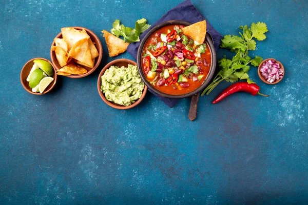 Концепция Мексиканской Кухни Чилийским Супом Черных Бобов Гуакамоле Начос Топос — стоковое фото