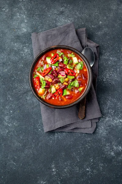 Sopa Tomate Frijol Negro Mexicano Tazón Barro Fondo Gris — Foto de Stock