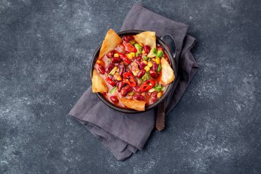 Meksika kara fasulye çorbası ve ev yapımı kızarmış tortilla totopos nacamole ile guacamole.