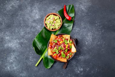 Meksika kara fasulye çorbası ve ev yapımı kızarmış tortilla totopos nacamole ile guacamole.