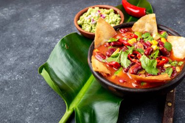 Meksika kara fasulye çorbası ve ev yapımı kızarmış tortilla totopos nacamole ile guacamole.