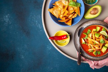 Meksika usulü baharatlı aztek çorbası ve tortilla. Boşluğu kopyala.