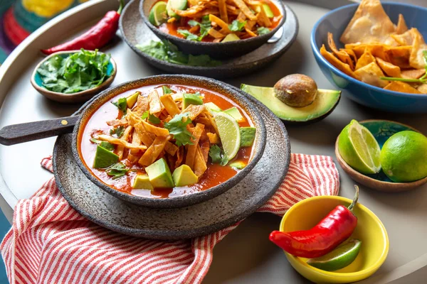 Aztek çorbası. Meksika usulü tortilla çorbası Sopa Azteca.