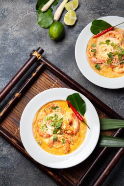 Beyaz tabakta funchosa ile Asya Karidesi Tom Yam. Üst görünüm, alanı kopyala.