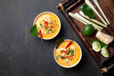 Shrimps Tom Yam Kung beyaz kaseler, üst manzara, ahşap arka plan