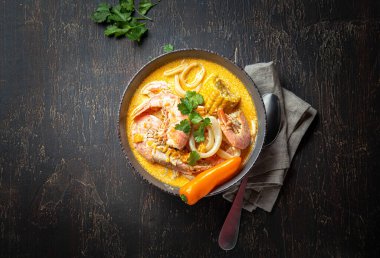 Peru deniz ürünleri çorbası Chupe de Camarones gri kasede, üst manzara.