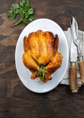 Biberiyeli, soslu ve sebzeli kızarmış tavuk..