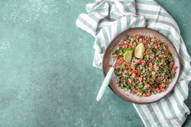 Geleneksel Lübnan salatası tabulu kinoa, otlar, domatesler, nane ve limon.