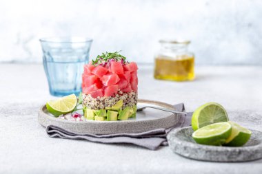 Avokado ve kinoalı ton balıklı tartar. Gourmet sunumu ve yemek halkası..