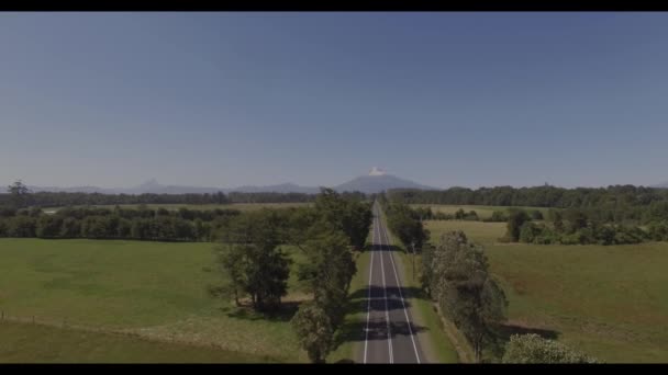 Vägen till vulkanen Osorno Chile, regionen Los Lagos. Drönarvideo 4k — Stockvideo