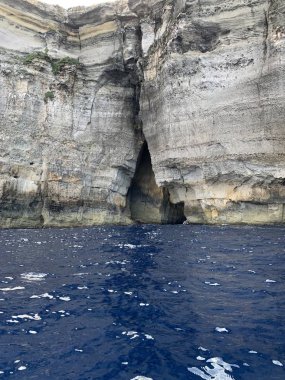Akdeniz 'de mağara girişi olan kayalık duvar..