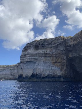 Saint Laurence, Malta 'daki Akdeniz kıyısında.
