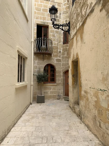 Tradycyjne maltańskie ulice w Vittorija, wyspa Gozo — Zdjęcie stockowe