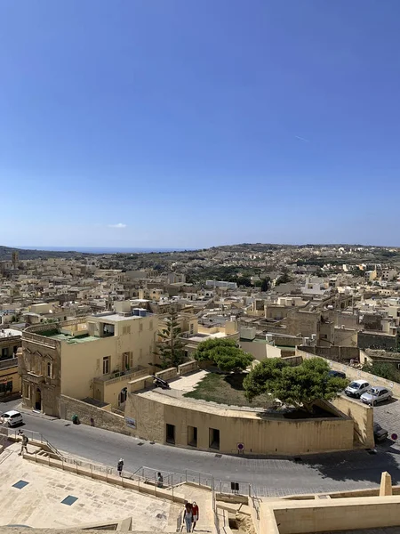 A vista sobre a cidade e as falésias da Cidadela na ilha de Gozo — Fotografia de Stock