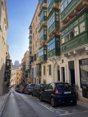 Valletta 'da geleneksel evleri olan Malta sokakları
