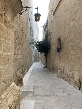 Mdina 'da geleneksel evleri olan Malta sokakları