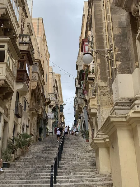 Valletta 'da geleneksel evleri olan Malta sokakları — Stok fotoğraf