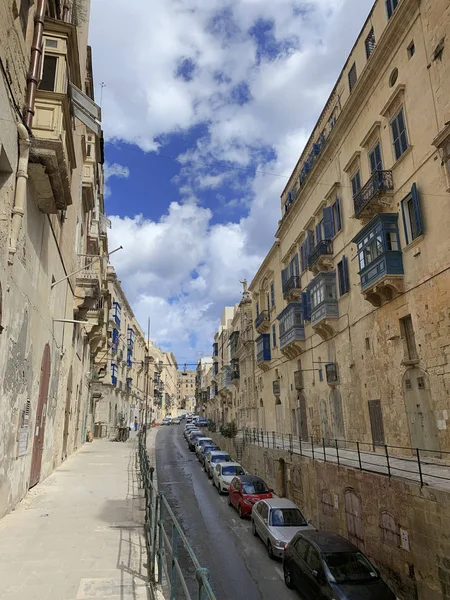 Maltańskie uliczki z tradycyjnymi domami w Valletta — Zdjęcie stockowe