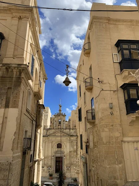 Мальтийские улицы с традиционными домами в Валлетте — стоковое фото