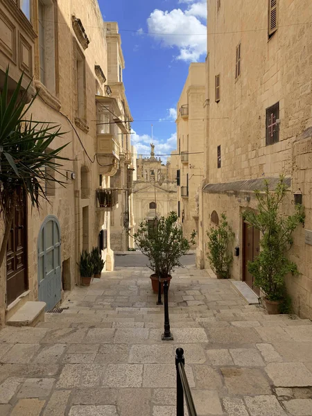 Maltské ulice s tradičními domy ve Vallettě — Stock fotografie