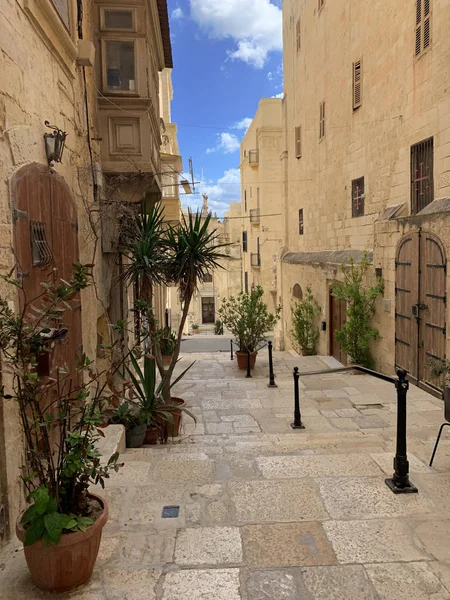 Maltesische Straßen mit traditionellen Häusern in Valletta — Stockfoto