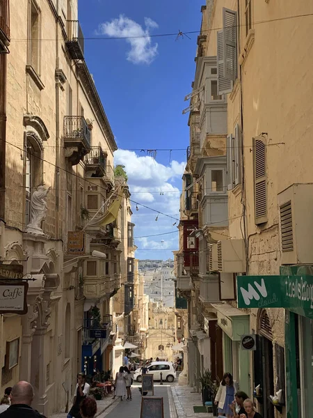 Maltese streets with traditional houses in Valletta — ストック写真
