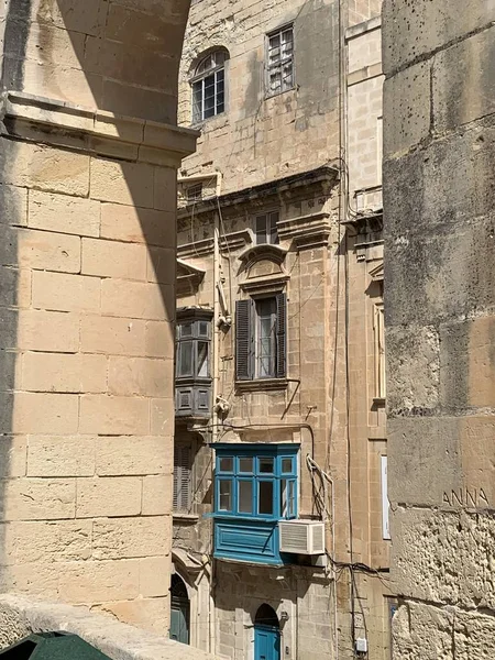 Valletta 'da geleneksel evleri olan Malta sokakları — Stok fotoğraf